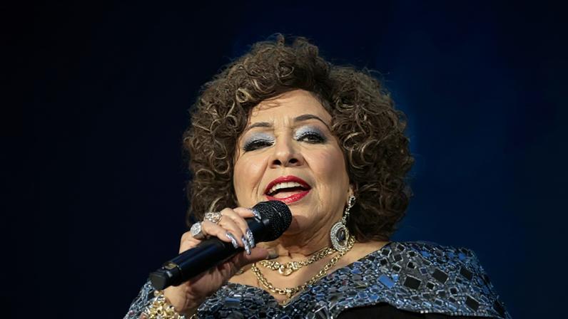 Alcione sofreu queda durante show no Maranhão. Na foto, apresentação da cantora ao lado de Jorge Aragão e Zeca Pagodinho em São Paulo.