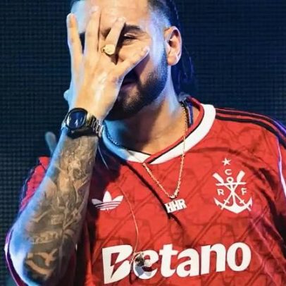 Rapper faz show com novo terceiro uniforme do Flamengo