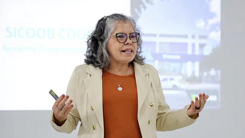 Maria Vandalva conta que no lugar de deixar sertão, quis transformar o local em que vivia