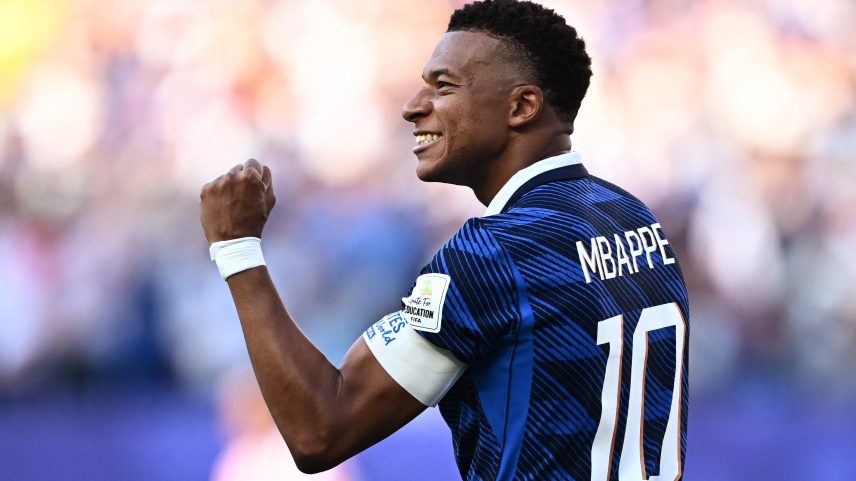 Kylian Mbappé comemora gol contra o Paraguai de pênalti