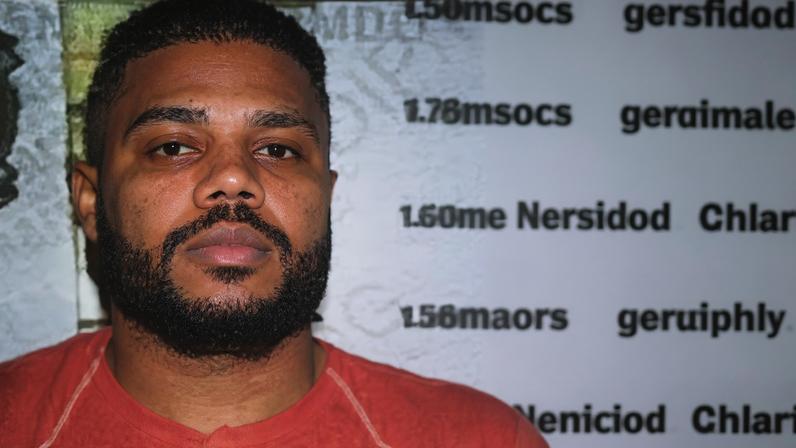 Messod Azulay Neto, do STJ, autorizou a soltura de Douglas de Azevedo Carvalho por entender que ele comprovou atividade lícita e possuir vínculos familiares; decisão foi revertida por nova ordem do 2º Tribunal do Júri da Comarca de Belo Horizonte, onde tramita a investigação sobre um homicídio ocorrido em 2018, no qual ‘Mancha’ é suspeito; Estadão busca contato com a defesa