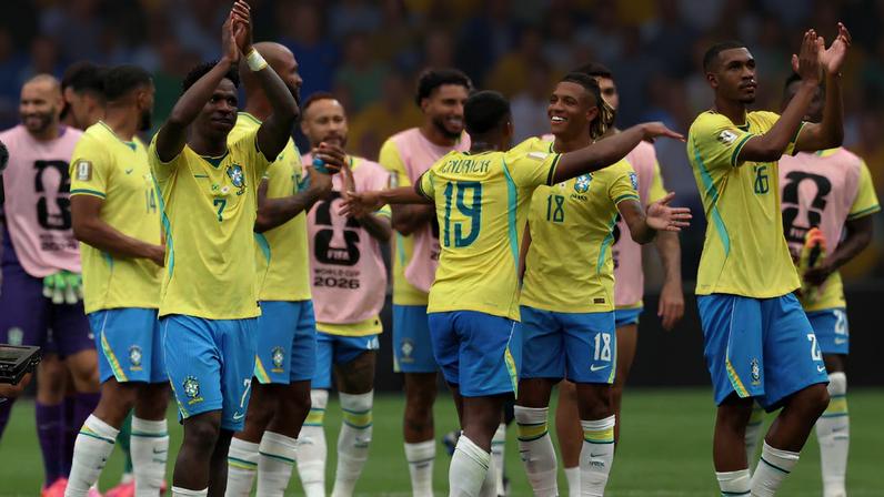 Jogadores da seleção brasileira celebram a vitória sobre o Japão e a classificação às oitavas de final