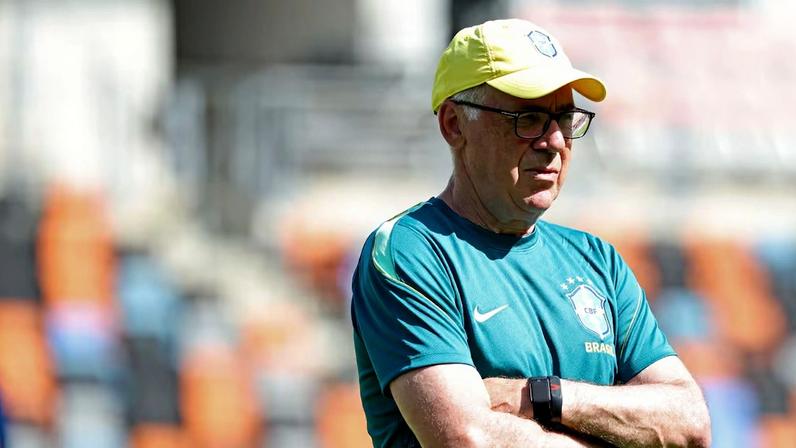 Carlo Ancelotti durante treino da seleção brasileira na Copa do Mundo de 2026.