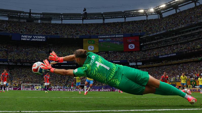 Goleiro Nyland defendeu cobrança de pênalti de Bruno Guimarães