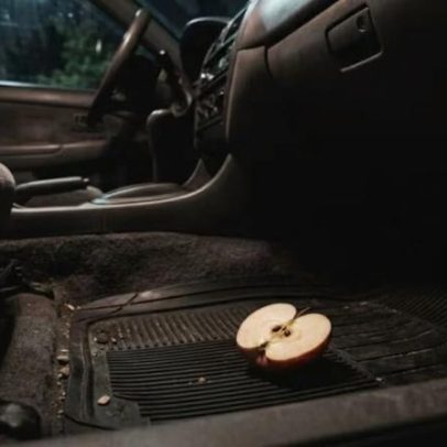 Metade de maçã no assoalho do carro à noite: finalidade e estado pela manhã