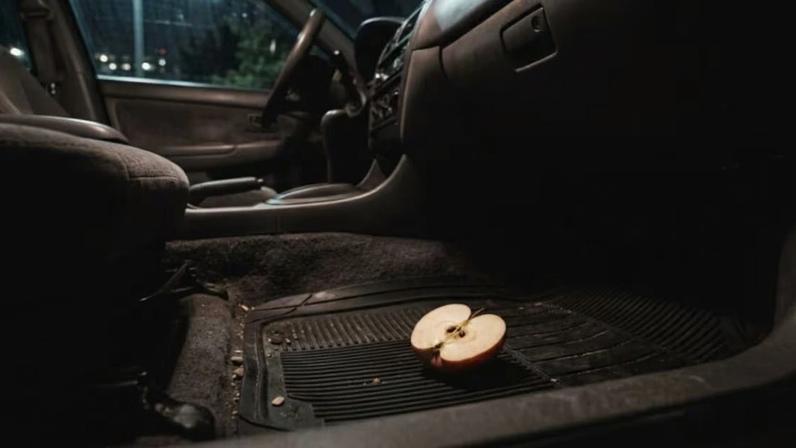 Metade de maçã no assoalho do carro à noite: finalidade e estado pela manhã