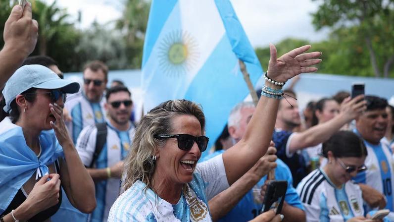 Argentinos tomam parque, praias e ruas de Miami na Copa do Mundo e provocam brasileiros