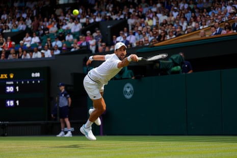 Djokovic vence Rinderknech e mantém busca pelo 25º título de Grand Slam
