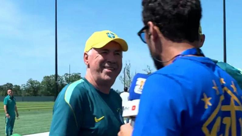 Neymar dá abraço em Nenê –