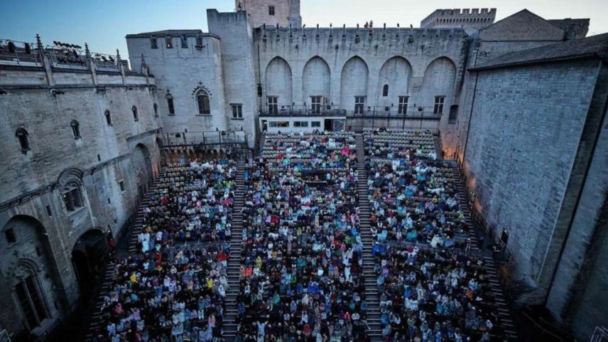 O Palácio dos Papas abriga a cena principal do evento, em Avignon, e é o local onde tradicionalmente será aberta esta 80ª edição do Festival de Teatro de Avignon no sábado, 4 de julho, e também onde ela será encerrada, nas primeiras horas da manhã de 25 de julho de 2026.