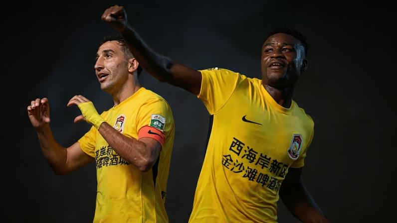 Davidson (dir.) comemora segundo gol do Qingdao West Coast –