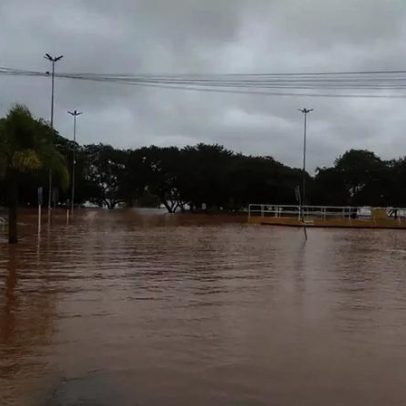 Rio Uruguai ultrapassa cota de inundação e família é retirada em São Borja
