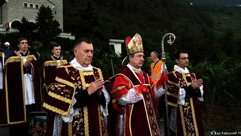 Cerimônia de movimento católico ultraconservador, que ordenou bispos na Suíça, desafiou abertamente o papa Leão 14