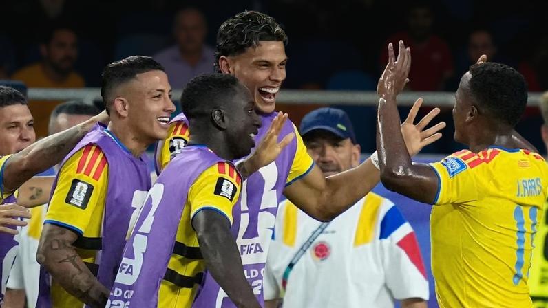 Seleção brasileira comemorando a classificação
