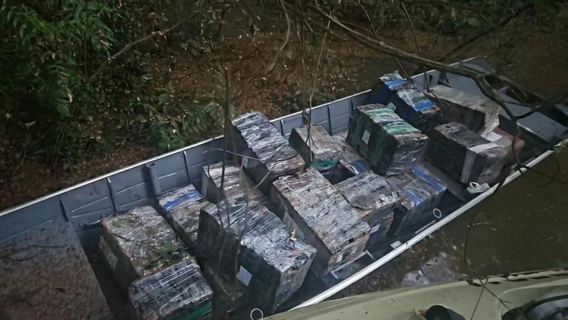 PF apreende barco com 772 kg de maconha na fronteira com o Paraguai