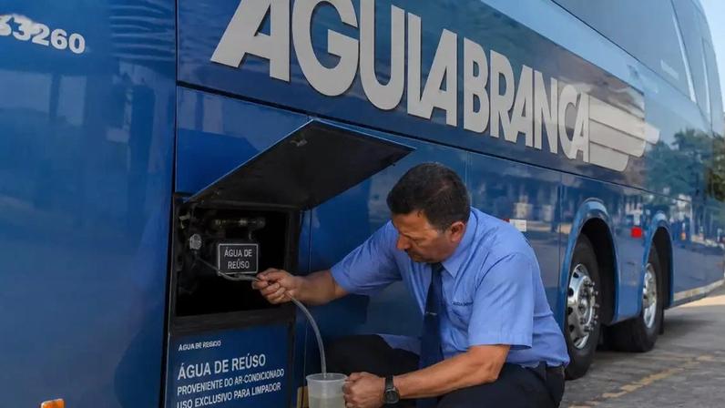 Motorista brasileiro cria solução que permite ônibus reutilizar água descartada