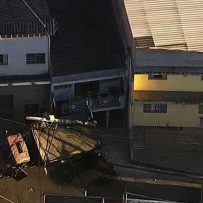 Caminhão atinge casa e derruba poste na zona sul de São Paulo