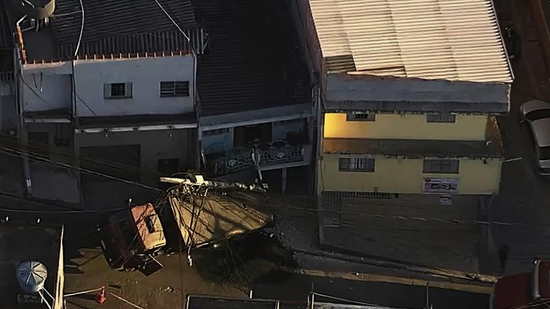 Um caminhão atingiu uma casa na zona sul de São Paulo.