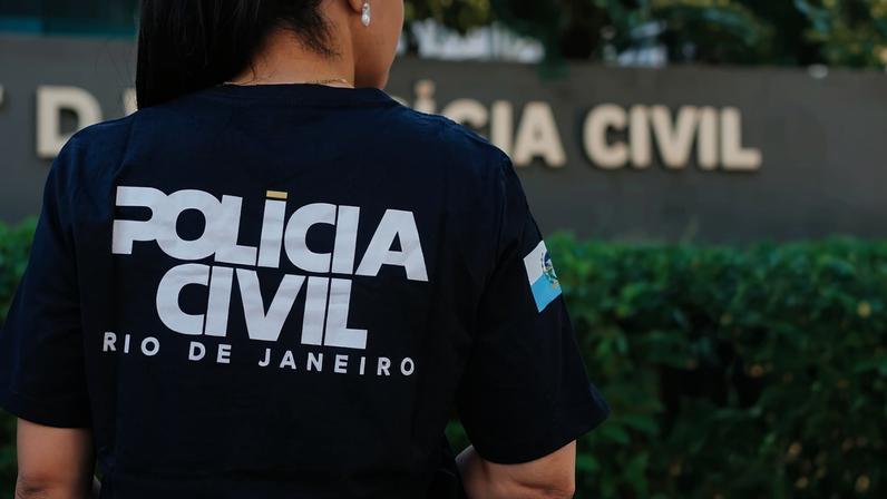 Quadrilha do Rio transforma vans roubadas em cinzas para apagar provas