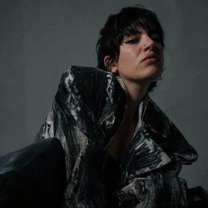 Clau estreia em grande fase e transforma vulnerabilidade em pop no álbum Acho que sou romântica