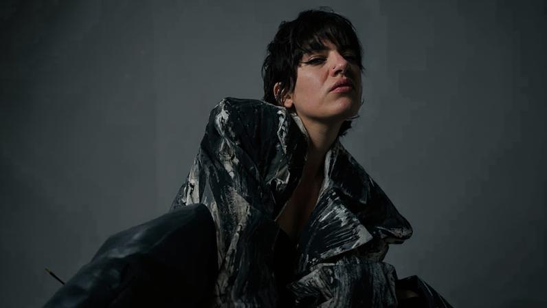 Clau estreia em grande fase e transforma vulnerabilidade em pop no álbum 'acho que sou romântica'
