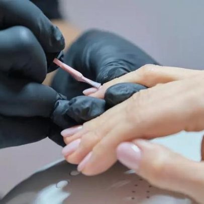 Coceira nos olhos pode indicar alergia ao esmalte de unha