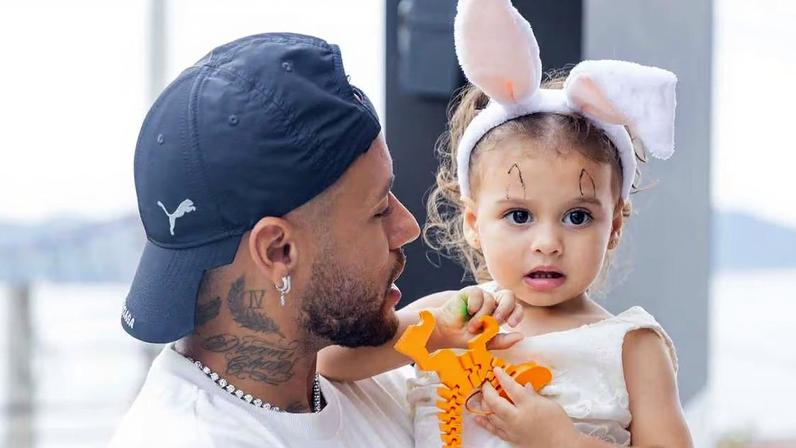 Neymar celebra aniversário de Helena após polêmica, promete fazer o possível