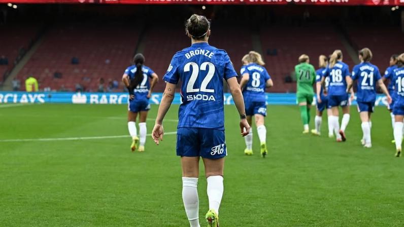 Lucy Bronze renova contrato e permanece no Chelsea