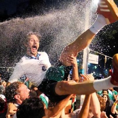 Fãs ingleses celebram clássico da Copa disputado durante a madrugada
