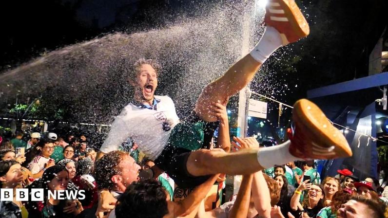Fãs ingleses celebram clássico da Copa disputado durante a madrugada