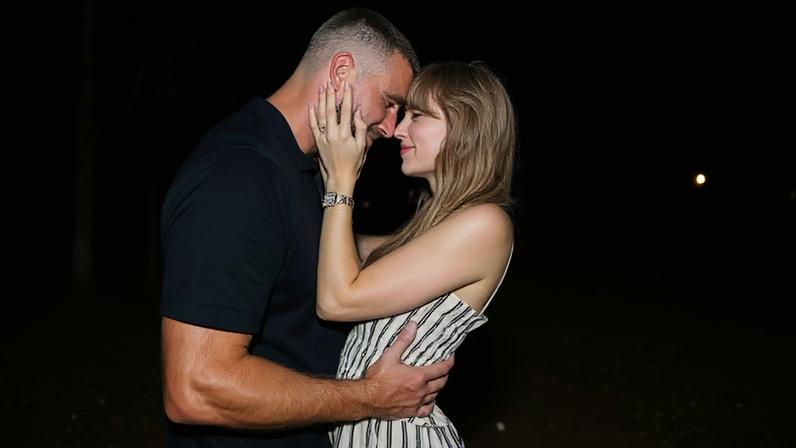 O casal Taylor Swift e Travis Kelce no momento do noivado