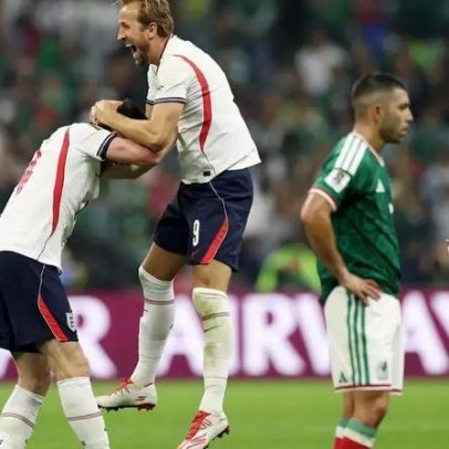 VAR decide expulsão de jogador inglês e muda jogo no Azteca