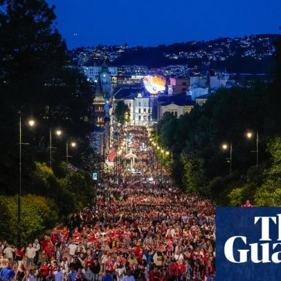 Príncipe herdeiro da Noruega participa de celebração em Oslo pela vitória histórica