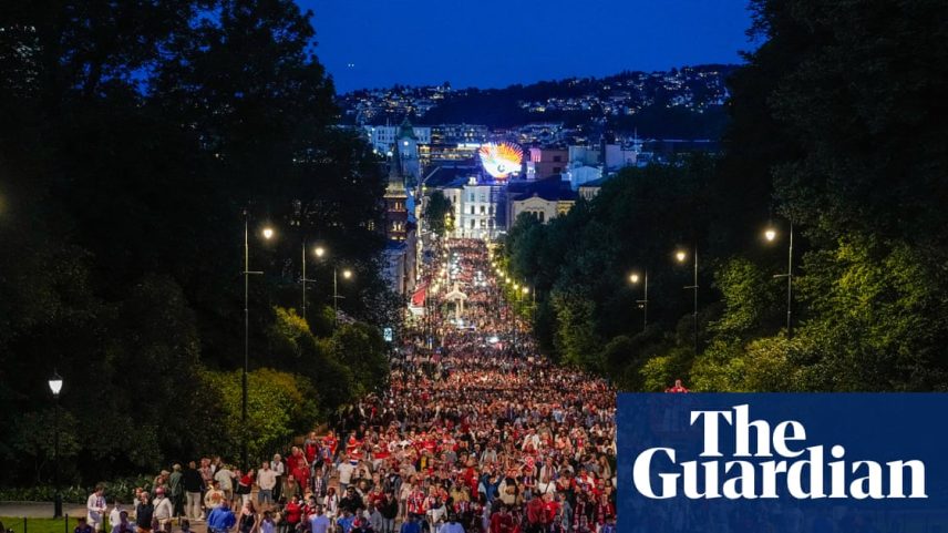 Príncipe herdeiro da Noruega participa de celebração em Oslo pela vitória histórica