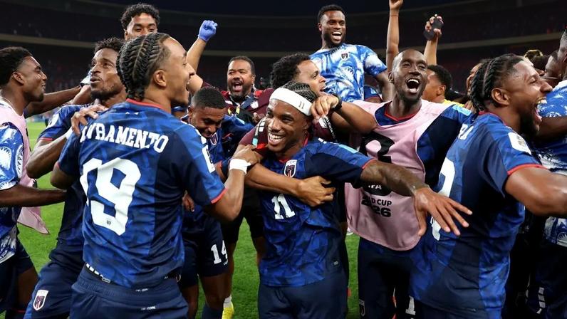 Jogadores de Cabo Verde celebrando a classificação para a fase de mata