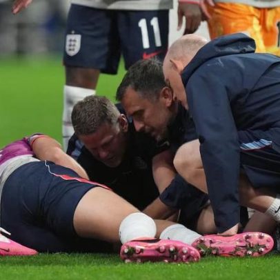 Meia da Inglaterra machuca o pulso ao cair durante comemoração