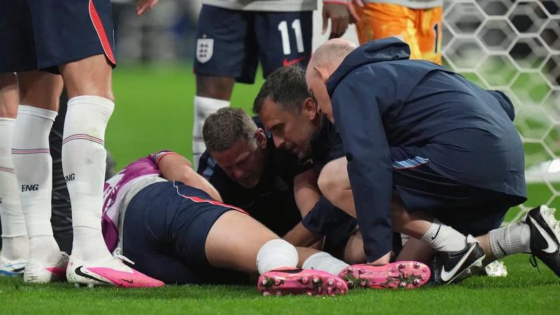 Jordan Henderson caiu ao tentar pular uma placa de publicidade depois da classificação inglesa e foi levado ao hospital com suspeita de lesão séria