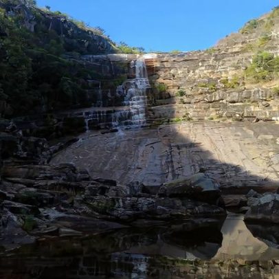 Mulher cai de tobogã de cachoeira e é resgatada com lesão na coluna