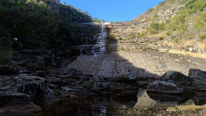Mulher cai de tobogã de pedra em cachoeira de MG e sofre suspeita de fratura na coluna