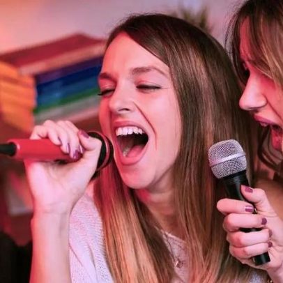 Guia com 25 músicas perfeitas e dicas para uma noite de karaokê