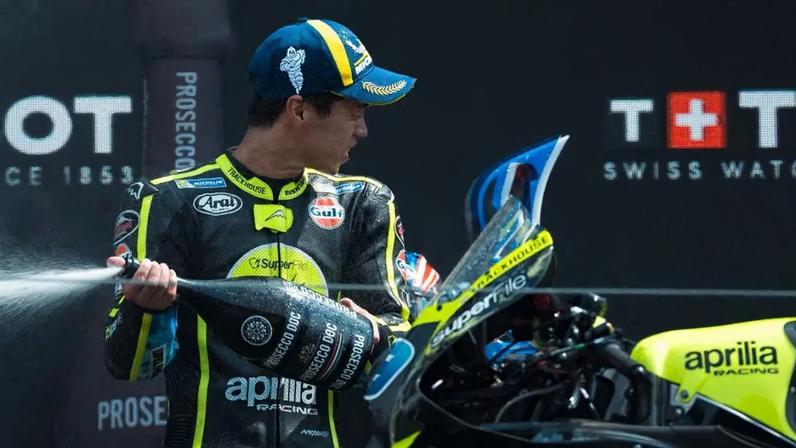 Há quase 60 anos, uma garrafa de champanhe explodiu no pódio. Desde então, todos no MotoGP tentam replicar esse acidente.