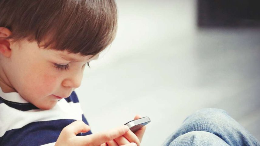 Celular na infância: medo com segurança faz posse de aparelho cair pela primeira vez na Pnad Contínua