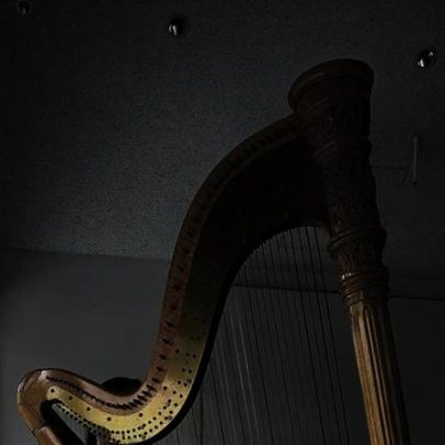 Da Antiguidade aos palcos modernos: a trajetória da harpa