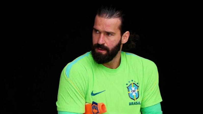 Alisson não tem rival para o gol do Brasil. Admirado na Europa. Contestado no Brasil