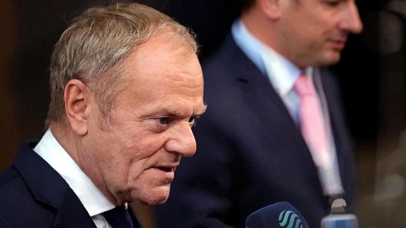 O primeiro-ministro da Polônia, Donald Tusk, concedeu entrevista a jornalistas nesta sexta-feira (3) e falou sobre as mudanças na guerra da Rússia (Foto: EFE/EPA/OLIVIER MATTHYS)