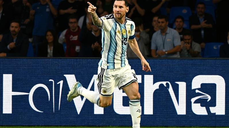 Messi comemorando gol