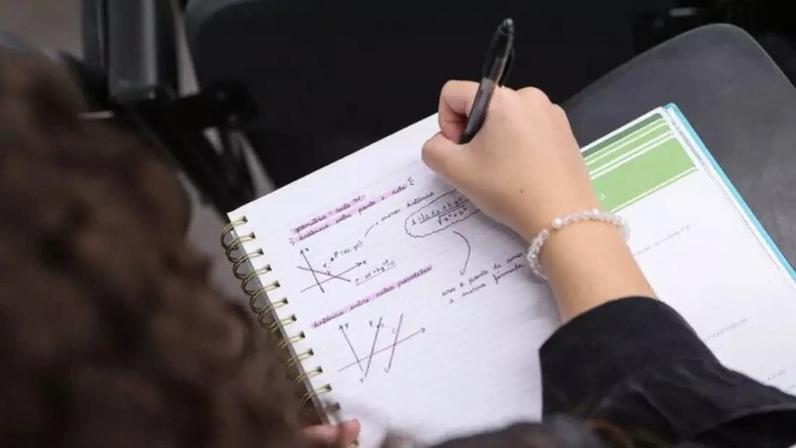 Maior diferença de desempenho entre estudantes das redes pública e privada não está nas questões mais difíceis do Enem.