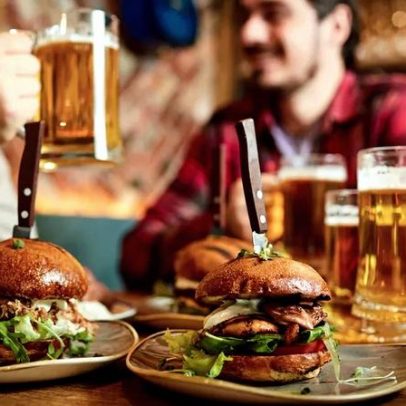Comer gordura ajuda a absorver o álcool? Médico esclarece