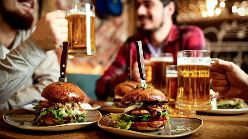 Comer gordura ajuda a absorver o álcool? Médico esclarece