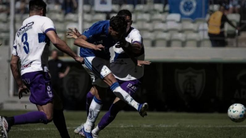 Kaio Jorge faz sua tradicional comemoração ao marcar o gol do Cruzeiro sobre o Defensor Sporting, no primeiro tempo.